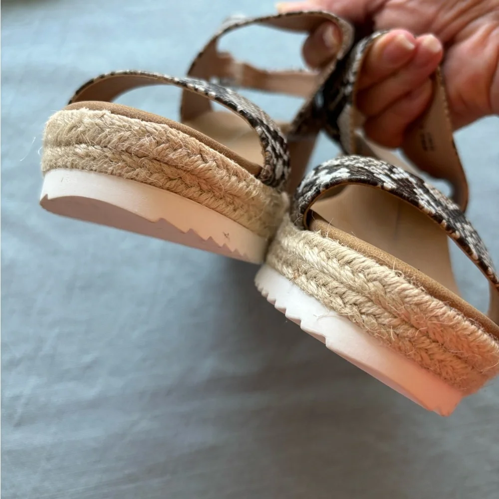 NEW Report Snakeskin Pattern Wedge Sandals Size 8 Comfortable